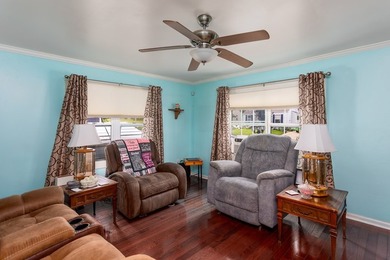 Lovingly maintained and full of warmth! This inviting home - photo 6