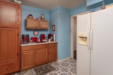 Lovingly maintained and full of warmth! This inviting home - photo 8