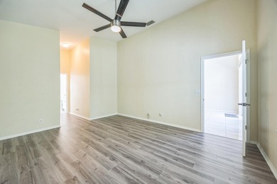Welcome to this well-proportioned single-family residence - photo 11