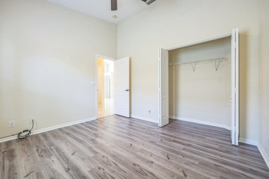 Welcome to this well-proportioned single-family residence - photo 12