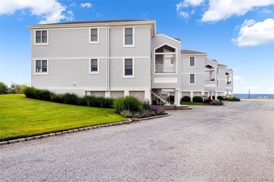 Nestled in the exclusive Hampton Court & Marina community at 580 - photo 2