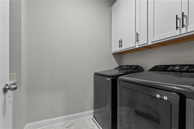 Welcome to this beautifully maintained 5-bedroom, 4-bathroom - photo 27
