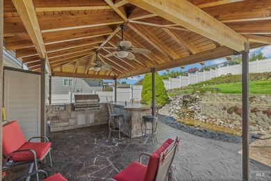 Stunning oasis with saltwater pool and outdoor entertaining - photo 36