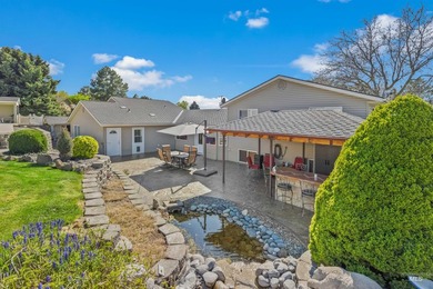 Stunning oasis with saltwater pool and outdoor entertaining - photo 38