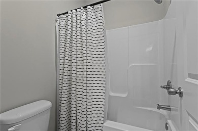 Welcome to this beautifully maintained 5-bedroom, 4-bathroom - photo 41