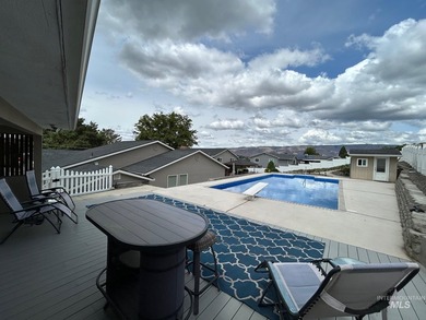Stunning oasis with saltwater pool and outdoor entertaining - photo 41