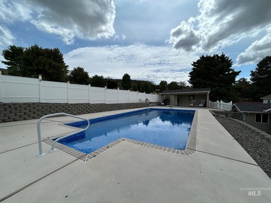 Stunning oasis with saltwater pool and outdoor entertaining - photo 45