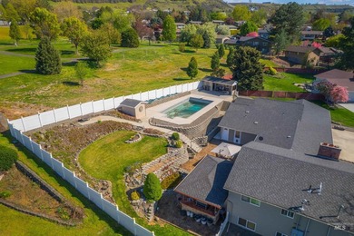 Stunning oasis with saltwater pool and outdoor entertaining - photo 46