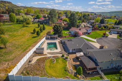 Stunning oasis with saltwater pool and outdoor entertaining - photo 47
