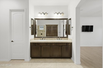Luxury living awaits in Gilbert's premier gated golf community - photo 19