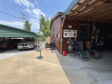 Dream property awaits! This 3 bedroom 2 bath custom built - photo 37