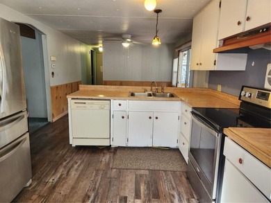 Welcome to this charming 3-bedroom, 2-bathroom mobile home. This - photo 19