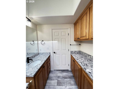 Welcome to this beautiful 3-bedroom, 2-bathroom home located in - photo 38