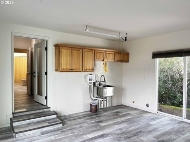 Welcome to this beautiful 3-bedroom, 2-bathroom home located in - photo 44