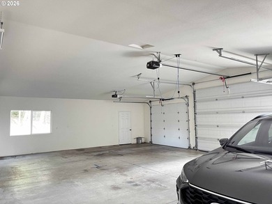 Welcome to this beautiful 3-bedroom, 2-bathroom home located in - photo 46