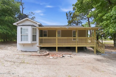 HUGE opportunity! Freshly updated cottage style home sitting on - photo 3