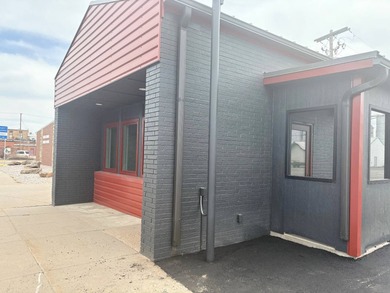 Welcome to this modern and energy-efficient commerical building