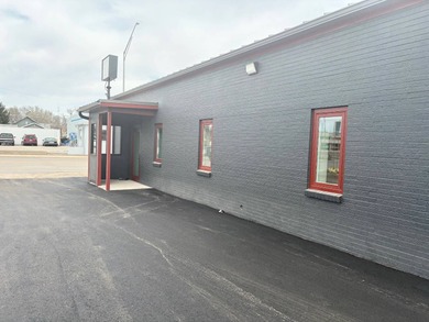 Welcome to this modern and energy-efficient commerical building