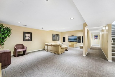This soft contemporary home is situated on a quiet cul-de-sac - photo 31
