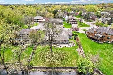 This soft contemporary home is situated on a quiet cul-de-sac - photo 41