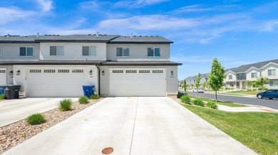 Upgraded END-UNIT townhome with stunning mountain views and - photo 2
