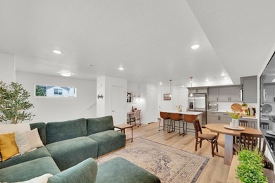 Upgraded END-UNIT townhome with stunning mountain views and - photo 3