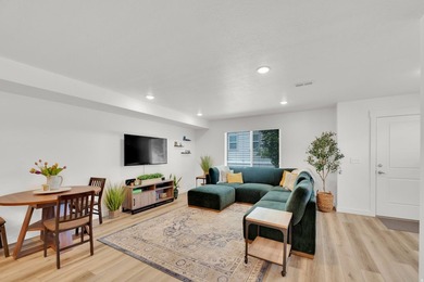 Upgraded END-UNIT townhome with stunning mountain views and - photo 4