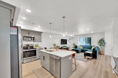 Upgraded END-UNIT townhome with stunning mountain views and - photo 5