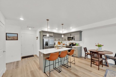 Upgraded END-UNIT townhome with stunning mountain views and - photo 7