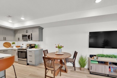 Upgraded END-UNIT townhome with stunning mountain views and - photo 9