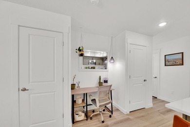 Upgraded END-UNIT townhome with stunning mountain views and - photo 10