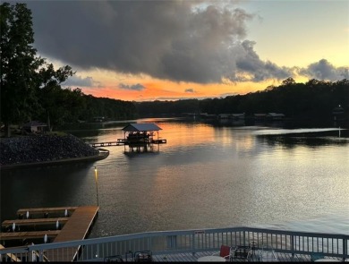 ROOMY studio condo w/2 QUEEN BEDS on WEISS LAKE! BEST time to