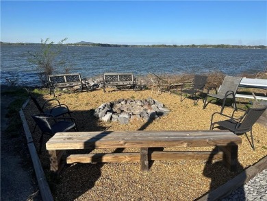ROOMY studio condo w/2 QUEEN BEDS on WEISS LAKE! BEST time to