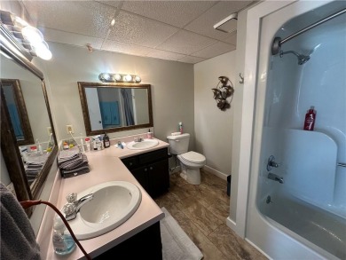 ROOMY studio condo w/2 QUEEN BEDS on WEISS LAKE! BEST time to