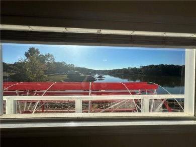 ROOMY studio condo w/2 QUEEN BEDS on WEISS LAKE! BEST time to