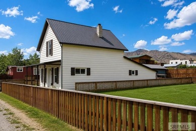 PHOTO EDIT STAGING: Charming two-story home with stunning - photo 18