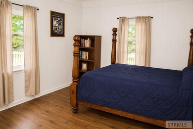 PHOTO EDIT STAGING: Charming two-story home with stunning - photo 22