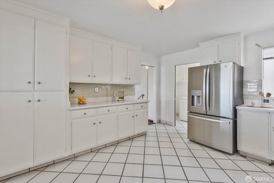 Outstanding 3-unit view building. Top unit penthouse features - photo 15