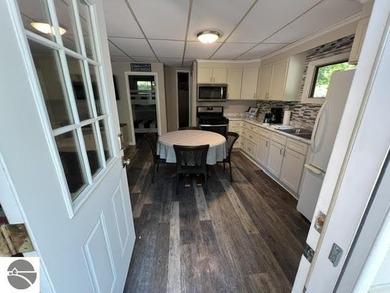 Charming Modern Lake Cottage at Pineview Resort - Arbutus Lake - photo 17