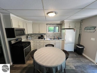 Charming Modern Lake Cottage at Pineview Resort - Arbutus Lake - photo 19