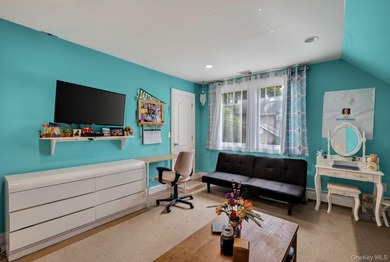 The home provides generous room sizes, abundant natural light - photo 22