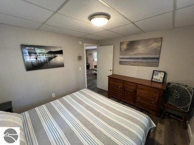 Charming Modern Lake Cottage at Pineview Resort - Arbutus Lake - photo 23