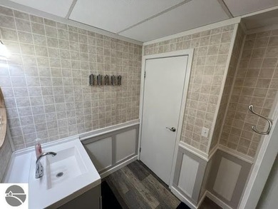 Charming Modern Lake Cottage at Pineview Resort - Arbutus Lake - photo 28