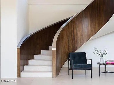 A fabulous hillside contemporary located in Tatum Canyon. This 5