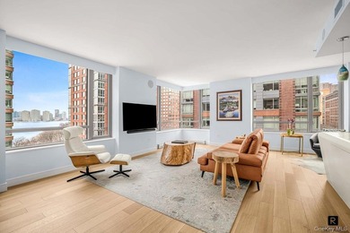 SPRAWLING 3BED/4 BATH IN THE PRIVATE EAST WING OF THE RIVERHOUSE - photo 2