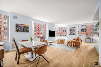 SPRAWLING 3BED/4 BATH IN THE PRIVATE EAST WING OF THE RIVERHOUSE - photo 3