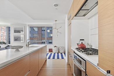 SPRAWLING 3BED/4 BATH IN THE PRIVATE EAST WING OF THE RIVERHOUSE - photo 9