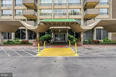 This one bedroom two  bathroom condominium is priced to sell.  A - photo 1