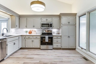 Wake up to beautiful lake views and enjoy the ease of - photo 4