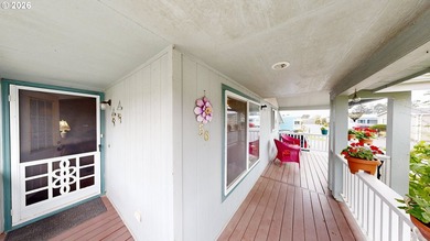 An updated and well cared for spacious manufactured home - photo 3